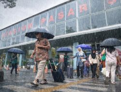 Musim Hujan, KAI Daop 1 Jakarta Bagikan Tips Naik Kereta Api agar Perjalanan Tetap Aman dan Nyaman
