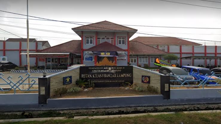 Rutan Kelas I Bandar Lampung Diduga Bebas Napi Gunakan HP, Lemahnya Pengawasan Atau Ada Keterlibatan Oknum ??
